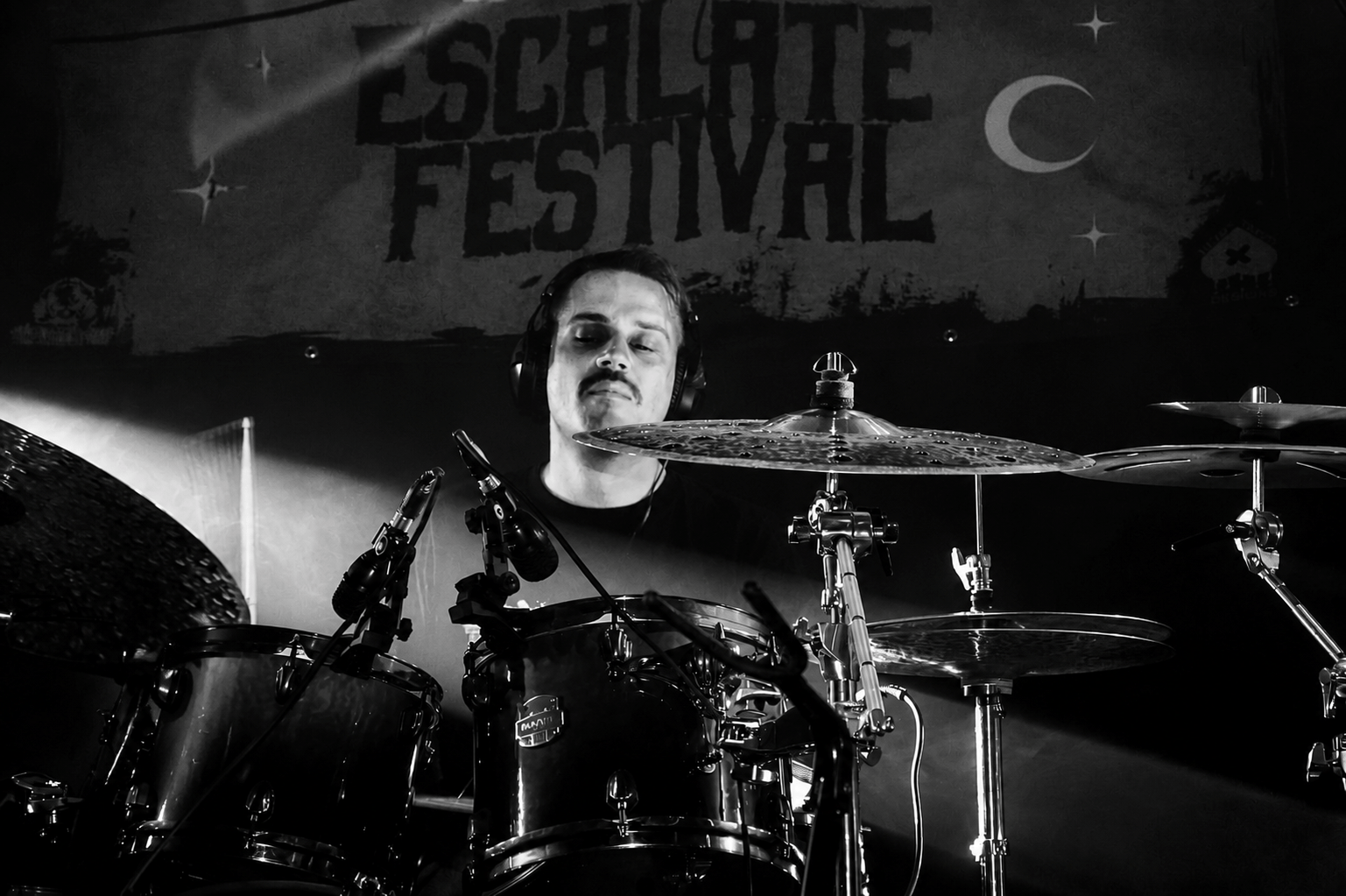 narco am drumset im live gig mit geschlossenen augen und spielt das drumset